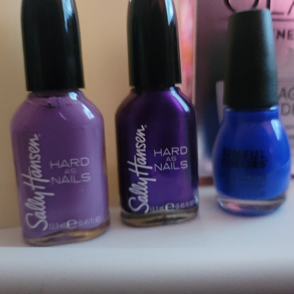 Sally Hansen - Polish light & dark purple...1 bottle of bluish purple 💜